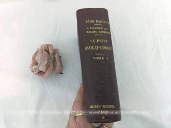 Voici un imposant et ancien manuel 