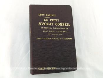 Voici un imposant et ancien manuel 
