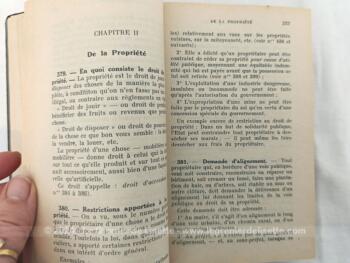 Voici un imposant et ancien manuel 