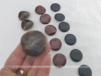 Voici un lot de trois séries, deux de 5 boutons et une de six,  de très gros boutons vintages en bakélite, spécialement prévus pour manteaux ou pièces très épaisses en habillement.