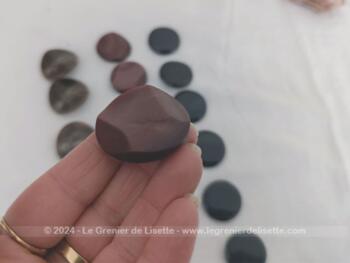 Voici un lot de trois séries, deux de 5 boutons et une de six,  de très gros boutons vintages en bakélite, spécialement prévus pour manteaux ou pièces très épaisses en habillement.
