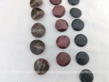Voici un lot de trois séries, deux de 5 boutons et une de six,  de très gros boutons vintages en bakélite, spécialement prévus pour manteaux ou pièces très épaisses en habillement.