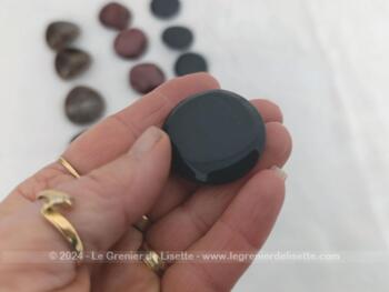 Voici un lot de trois séries, deux de 5 boutons et une de six,  de très gros boutons vintages en bakélite, spécialement prévus pour manteaux ou pièces très épaisses en habillement.