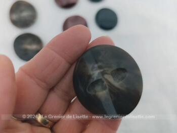 Voici un lot de trois séries, deux de 5 boutons et une de six,  de très gros boutons vintages en bakélite, spécialement prévus pour manteaux ou pièces très épaisses en habillement.