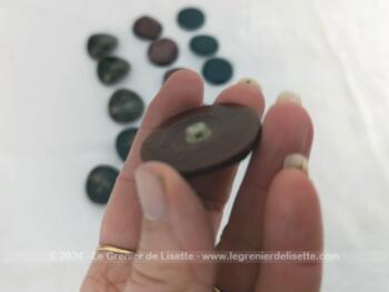 Voici un lot de trois séries, deux de 5 boutons et une de six,  de très gros boutons vintages en bakélite, spécialement prévus pour manteaux ou pièces très épaisses en habillement.