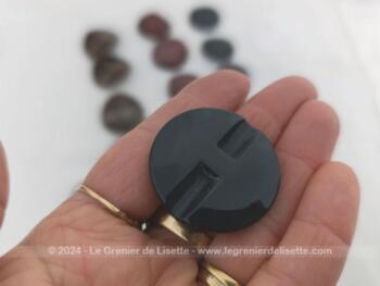 Voici un lot de trois séries, deux de 5 boutons et une de six,  de très gros boutons vintages en bakélite, spécialement prévus pour manteaux ou pièces très épaisses en habillement.