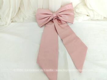 Voici un grand noeud en tissus satiné vieux rose de 30 cm de large à revisiter en ameublement  pour une tête de lit ou en habillement pour décorer le dos d'une robe habillée. Très élégant !
