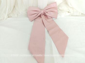 Voici un grand noeud en tissus satiné vieux rose de 30 cm de large à revisiter en ameublement  pour une tête de lit ou en habillement pour décorer le dos d'une robe habillée. Très élégant !
