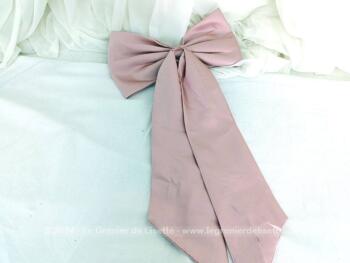 Voici un grand noeud en tissus satiné vieux rose de 30 cm de large à revisiter en ameublement  pour une tête de lit ou en habillement pour décorer le dos d'une robe habillée. Très élégant !