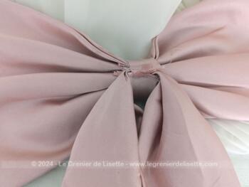 Voici un grand noeud en tissus satiné vieux rose de 30 cm de large à revisiter en ameublement  pour une tête de lit ou en habillement pour décorer le dos d'une robe habillée. Très élégant !