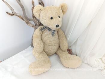 De la marque Cobico, voici un adorable ours en peluche beige au regard attachant réclamant tout plein de câlins pour un petit retour en enfance !