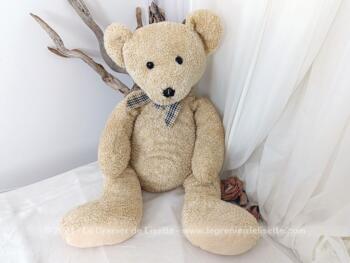 De la marque Cobico, voici un adorable ours en peluche beige au regard attachant réclamant tout plein de câlins pour un petit retour en enfance !