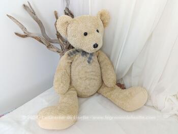 De la marque Cobico, voici un adorable ours en peluche beige au regard attachant réclamant tout plein de câlins pour un petit retour en enfance !