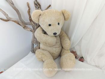 De la marque Cobico, voici un adorable ours en peluche beige au regard attachant réclamant tout plein de câlins pour un petit retour en enfance !