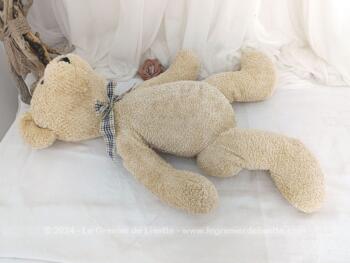 De la marque Cobico, voici un adorable ours en peluche beige au regard attachant réclamant tout plein de câlins pour un petit retour en enfance !