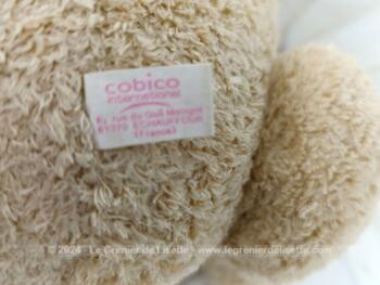 De la marque Cobico, voici un adorable ours en peluche beige au regard attachant réclamant tout plein de câlins pour un petit retour en enfance !