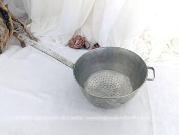 Pour décoration ou utilisation, voici une ancienne passoire en alu avec un long manche portant l'estampille 