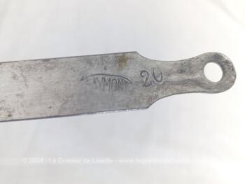 Pour décoration ou utilisation, voici une ancienne passoire en alu avec un long manche portant l'estampille 