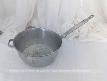 Pour décoration ou utilisation, voici une ancienne passoire en alu avec un long manche portant l'estampille 