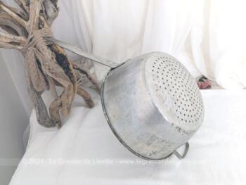 Pour décoration ou utilisation, voici une ancienne passoire en alu avec un long manche portant l'estampille 