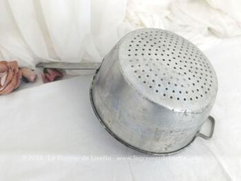 Pour décoration ou utilisation, voici une ancienne passoire en alu avec un long manche portant l'estampille 