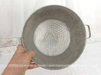 Pour décoration ou utilisation, voici une ancienne passoire en alu avec un long manche portant l'estampille 