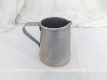 Voici un  petit pichet ancien en alu indiquant 3/4 L et estampillé 