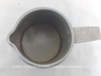 Voici un  petit pichet ancien en alu indiquant 3/4 L et estampillé 