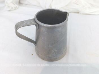 Voici un  petit pichet ancien en alu indiquant 3/4 L et estampillé 