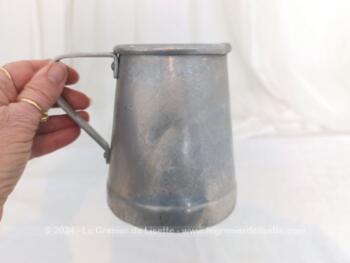 Voici un  petit pichet ancien en alu indiquant 3/4 L et estampillé 