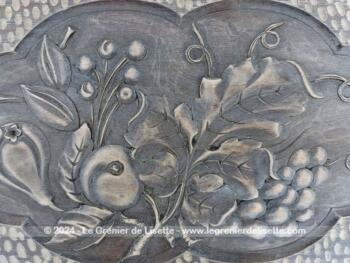 Sur 26 x 45 x 2.5 cm et datant des années 50/60 et fait main, voici une superbe plaque en bois avec gravures fait main fleurs, une pièce unique très décorative.