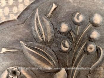 Sur 26 x 45 x 2.5 cm et datant des années 50/60 et fait main, voici une superbe plaque en bois avec gravures fait main fleurs, une pièce unique très décorative.