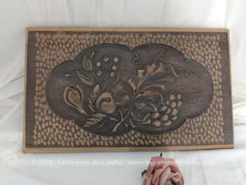 Sur 26 x 45 x 2.5 cm et datant des années 50/60 et fait main, voici une superbe plaque en bois avec gravures fait main fleurs, une pièce unique très décorative.