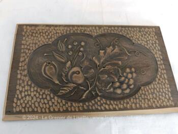 Sur 26 x 45 x 2.5 cm et datant des années 50/60 et fait main, voici une superbe plaque en bois avec gravures fait main fleurs, une pièce unique très décorative.