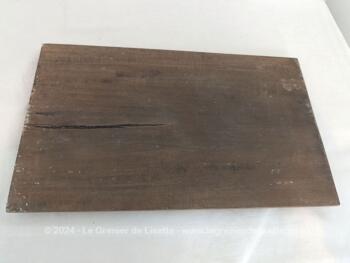 Sur 26 x 45 x 2.5 cm et datant des années 50/60 et fait main, voici une superbe plaque en bois avec gravures fait main fleurs, une pièce unique très décorative.