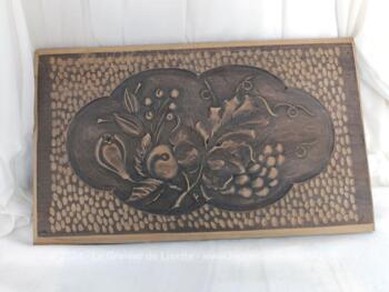Sur 26 x 45 x 2.5 cm et datant des années 50/60 et fait main, voici une superbe plaque en bois avec gravures fait main fleurs, une pièce unique très décorative.