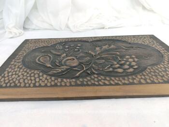 Sur 26 x 45 x 2.5 cm et datant des années 50/60 et fait main, voici une superbe plaque en bois avec gravures fait main fleurs, une pièce unique très décorative.