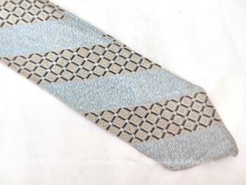 Voici une ancienne cravate vintage bleu ciel avec des décoration en diagonale de la marque Rhodia et en Acétate, aussi douce que la soie. Pour homme ou femme !