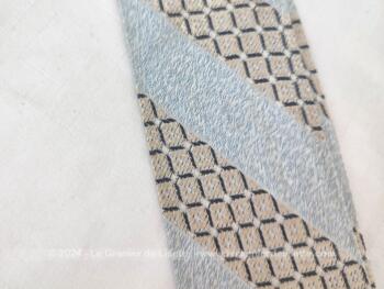 Voici une ancienne cravate vintage bleu ciel avec des décoration en diagonale de la marque Rhodia et en Acétate, aussi douce que la soie. Pour homme ou femme !