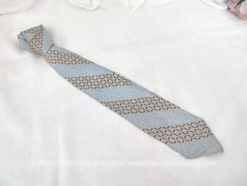 Voici une ancienne cravate vintage bleu ciel avec des décoration en diagonale de la marque Rhodia et en Acétate, aussi douce que la soie. Pour homme ou femme !