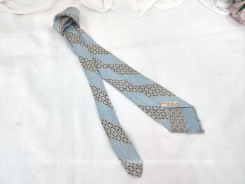 Voici une ancienne cravate vintage bleu ciel avec des décoration en diagonale de la marque Rhodia et en Acétate, aussi douce que la soie. Pour homme ou femme !