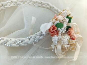 Voici un bel ensemble de mariée, pour décoration, mais aussi prêt pour une seconde vie, avec  un voile couleur ivoire, d'un bandeau  avec son peigne fleuri et sa minaudière de dentelle.