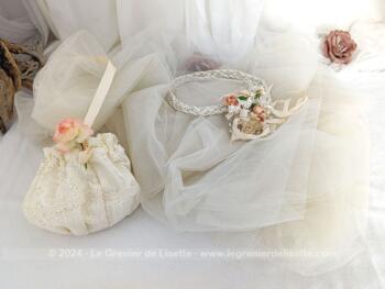 Voici un bel ensemble de mariée, pour décoration, mais aussi prêt pour une seconde vie, avec  un voile couleur ivoire, d'un bandeau  avec son peigne fleuri et sa minaudière de dentelle.