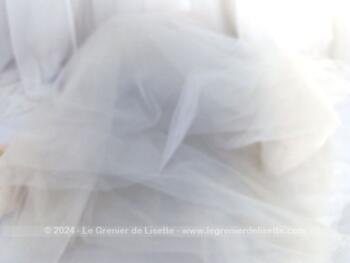 Voici un bel ensemble de mariée, pour décoration, mais aussi prêt pour une seconde vie, avec  un voile couleur ivoire, d'un bandeau  avec son peigne fleuri et sa minaudière de dentelle.