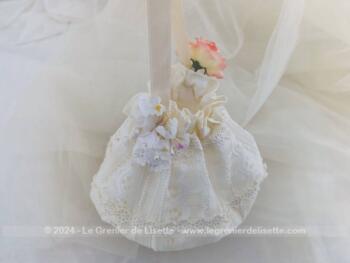 Voici un bel ensemble de mariée, pour décoration, mais aussi prêt pour une seconde vie, avec  un voile couleur ivoire, d'un bandeau  avec son peigne fleuri et sa minaudière de dentelle.