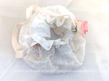 Voici un bel ensemble de mariée, pour décoration, mais aussi prêt pour une seconde vie, avec  un voile couleur ivoire, d'un bandeau  avec son peigne fleuri et sa minaudière de dentelle.