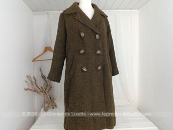 Vraiment vintage, voici un ancien manteau en lainage des années 50/60, dans le style de l'après guerre, entièrement fait main avec de superbes boutons et correspondant d'après les mesures à une taille allant du 44 au 46, voire 48.