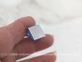 Voici une paire de boutons de manchettes vintages représentant un carré de verre couleur bleu cobalt serti dans un habillage de métal argenté.