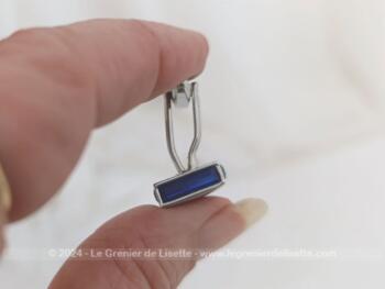 Voici une paire de boutons de manchettes vintages représentant un carré de verre couleur bleu cobalt serti dans un habillage de métal argenté.