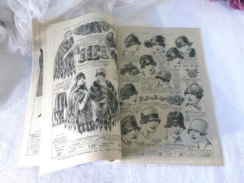 Datant du débit des années 20, voici un ancien catalogue de La Samaritaine Soldes d'Hiver  pour la mode, décoration et linge. Centenaire et toujours aussi captivant !